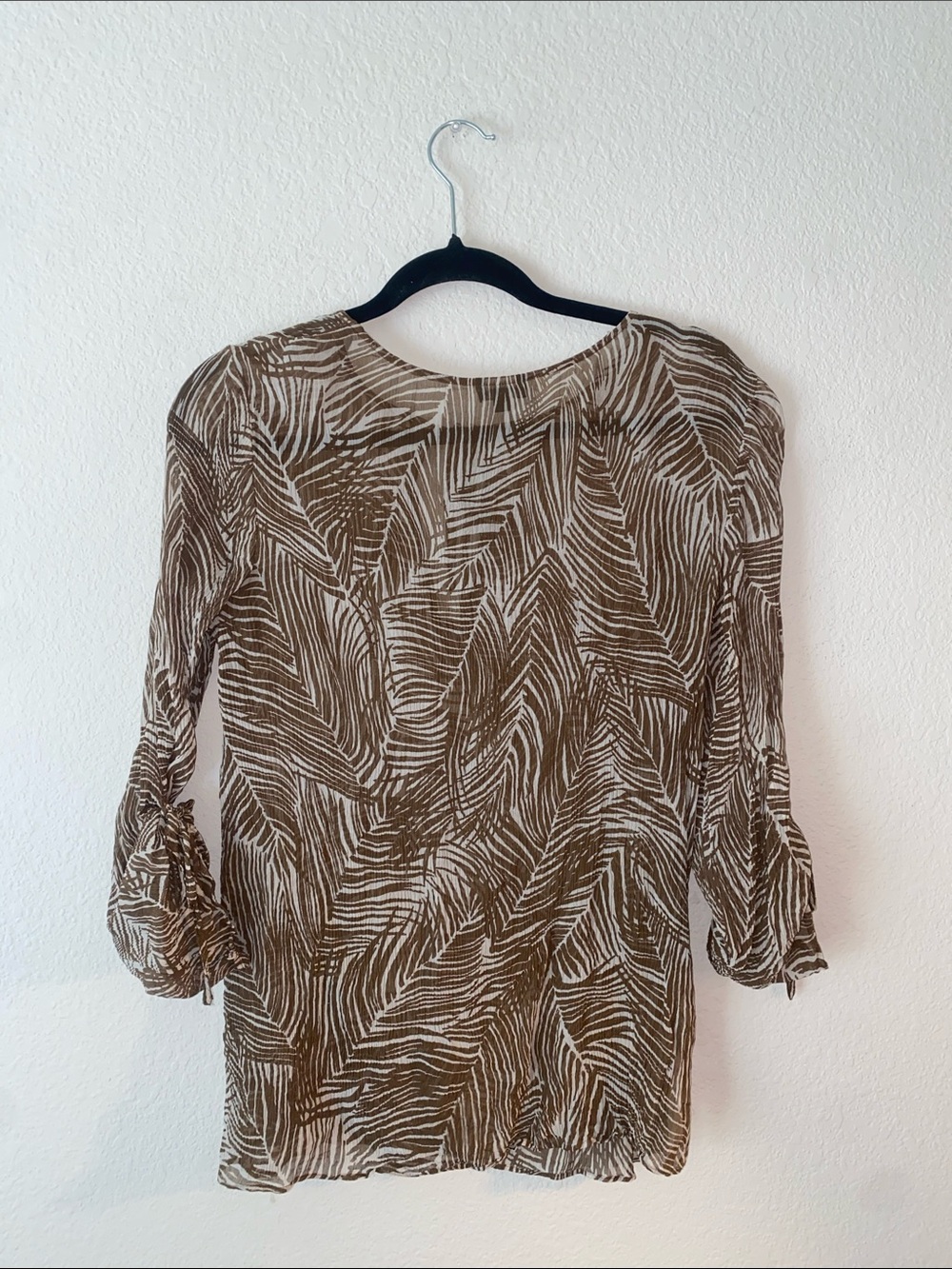 🎈Talbots brown & white sheer palm leaf print blouse with tie-sleeve details! - Picture 3 of 8
